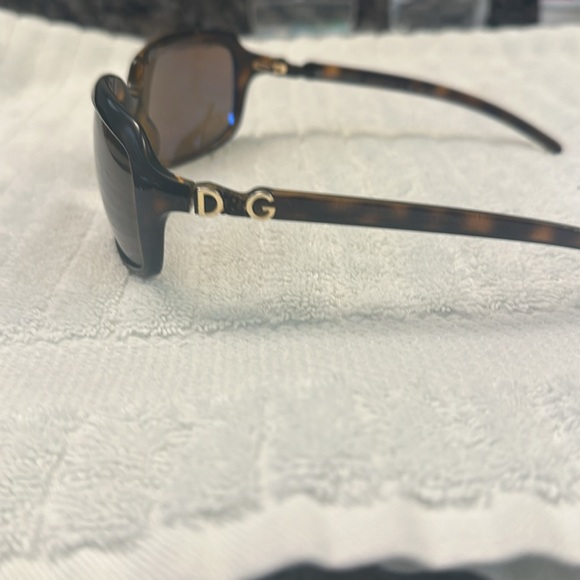 Dolce Cabanna sunglasses brown, very pretty sunflowers on lens - Picture 2 of 4